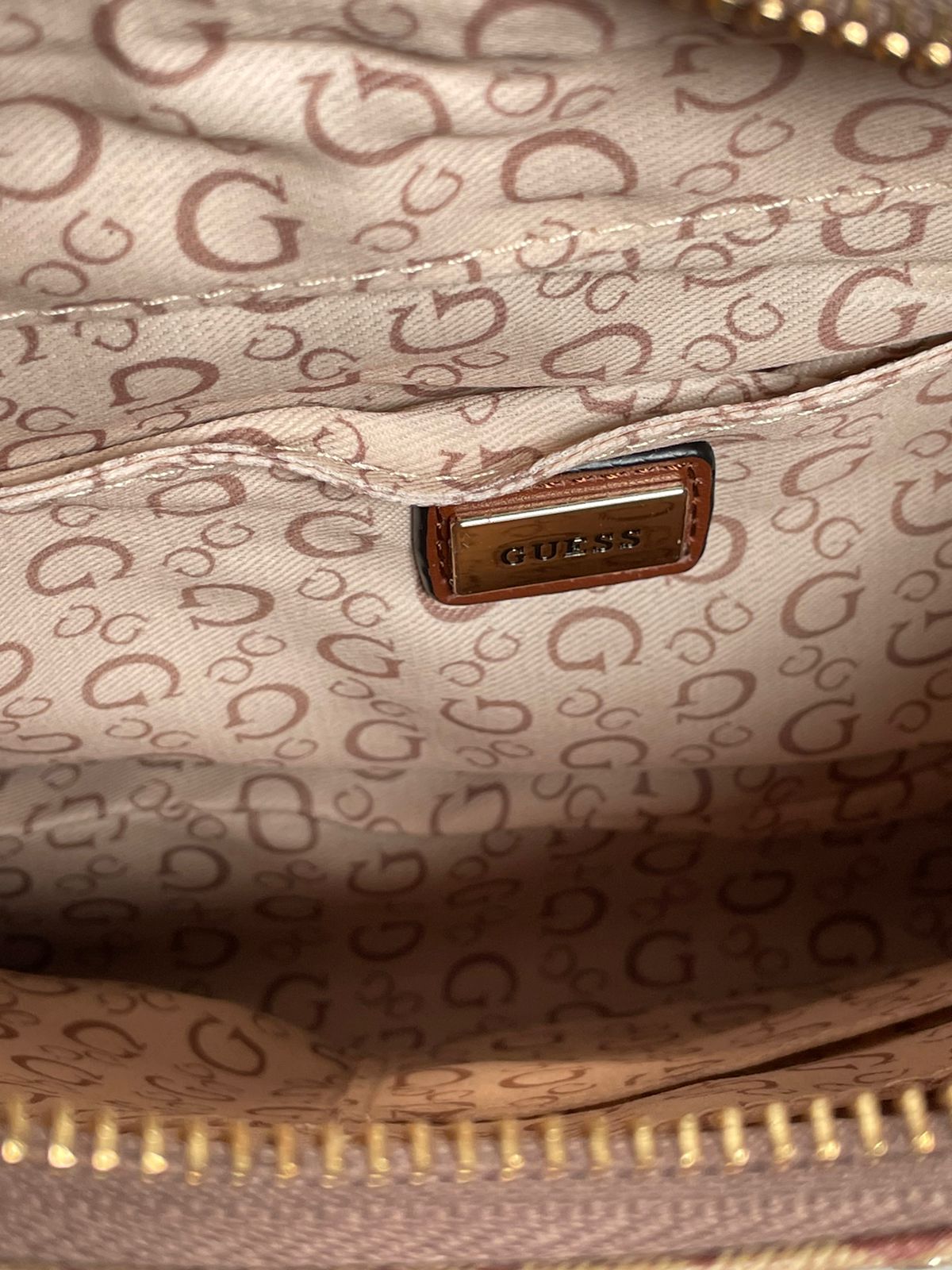 Bolsa de Mano GUESS café con Monedero | Elegancia Casual y Funcionalidad