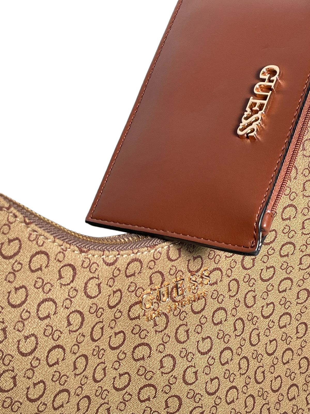 Bolsa de Mano GUESS café con Monedero | Elegancia Casual y Funcionalidad